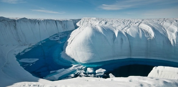 30.nov.2012 - A perda de cobertura de gelo já havia sido reportada anteriormente pelo Painel Intergovernamental em Mudanças Climáticas (IPCC na sigla em inglês) em 2007, mas não estava claro se a Antártida estaria crescendo ou encolhendo. Agora, estimativas sugerem que tanto a Antártida como a Groenlândia (na foto acima) estão perdendo gelo