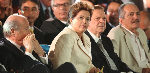 Joseph Blatter (Fifa), a presidente Dilma Roussef e José Maria Marin, sucessor de Ricardo Teixeira