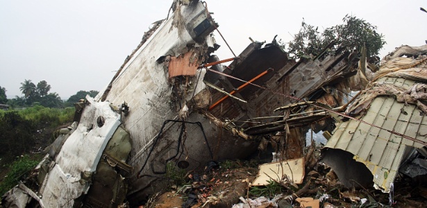 O avião caiu sobre casas enquanto tentava aterrissar durante uma tempestade na noite de sexta-feira (30)