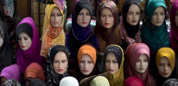 Manequins exibem diferentes tipos de hijab