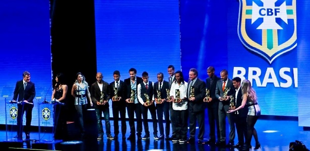  Os melhores jogadores de cada posição posam para foto após receber troféu no Prêmio do Brasileirão, em 2012
