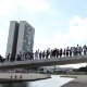 6dez2012---publico-forma-fila-para-entrar-no-velorio-do-arquiteto-oscar-niemeyer-no-palacio-do-planalto-uma-de-suas-obras-mais-importantes-em-brasilia-1354829666549_80x80.jpg