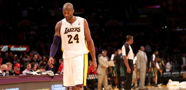 Kobe Bryant lamenta durante derrota dos Lakers contra o Jazz, em casa