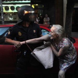 Policial prende mulher durante protesto contra cortes sociais em Madri, na Espanha