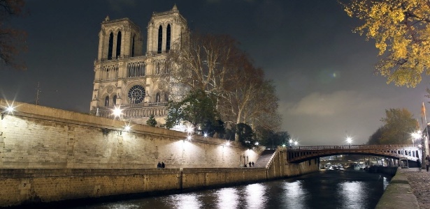 Catedral de Notre-Dame iluminada durante a noite, em Paris (30/11/2012)