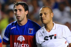 Alejandro Donatti (centro) segue alvo do Flamengo para reforçar o sistema defensivo