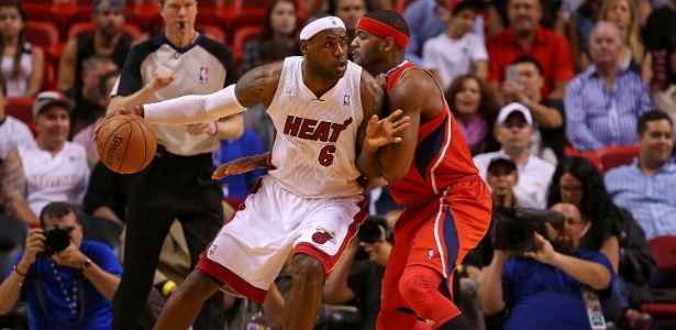 LeBron James (e) liderou a vitória do Miami Heat sobre os Hawks com 27 pontos