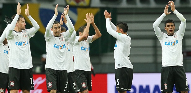 Jogadores do Corinthians saúdam a torcida após vencerem o Al Ahly por 1 a 0, na estreia