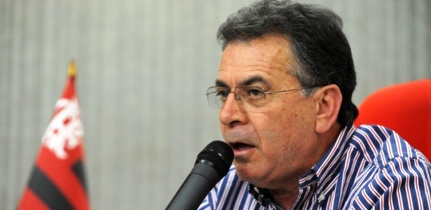 Diretor Paulo Pelaipe disse que o Flamengo precisa ter 'pés no chão' para contratar