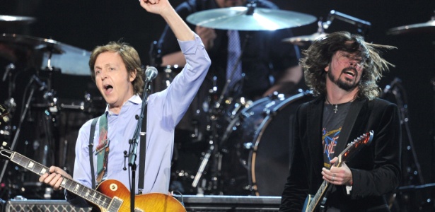 12.fev.2012 - Paul McCartney e Dave Grohl se apresentam juntos na 54ª edição do Grammy Awards, em Los Angeles