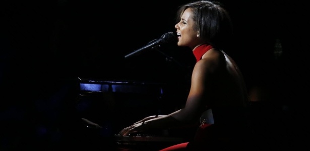Alicia Keys se apresenta no Concert for Sandy Relief no Madison Square Garden, em Nova York. O evento, que reuniu diversos músicos e comediantes, foi transmitido para o mundo inteiro pelo YouTube e levantou fundos para auxiliar as vítimas do furacão Sandy, que assolou a costa oeste dos EUA em outubro