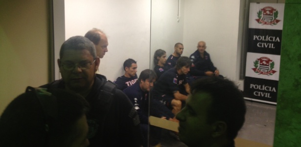 Jogadores do Tigre chegam à delegacia para prestar depoimento sobre a confusão 