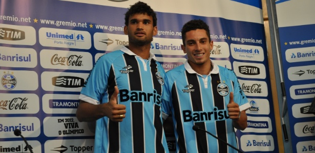 Atacante Willian José e lateral Alex Telles apresentados pelo Grêmio nesta quinta