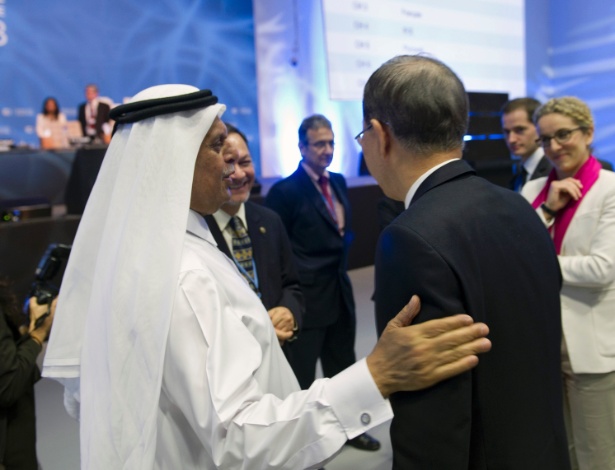 O secretário-geral da ONU, Ban Ki-moon, é recebido pelo primeiro-ministro do Catar, na abertura da COP 18, em Doha, capital do país