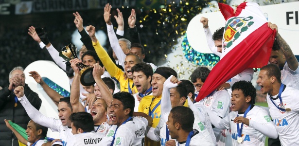 16.dez.2012 - Jogadores, comissão técnica de diretoria do Corinthians comemoram o título do Mundial de Clubes da Fifa, conquistado após a vitória por 1 a 0 sobre o Chelsea, em Yokohama, no Japão