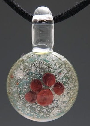 Colar feito com cinzas de animais de estimação produzido pela empresa Psyche Cremation Jewelry