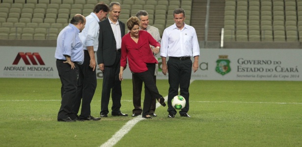 Dilma Rousseff dá o pontapé inicial na Arena Castelão, primeiro estádio da Copa de 2014 que foi concluído