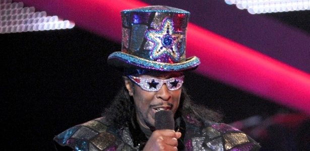 http://imguol.com/2012/12/17/16-dez-2012---bootsy-collins-participou-do-vh1-divas-2012-homenageando-whitney-houston-e-donna-summer-em-los-angeles-nos-estados-unidos-1355756344442_615x300.jpg