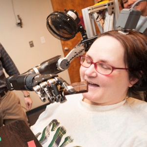 Tetraplégica, Jan Scheuermann é capaz de controlar um braço robótico usando só a mente