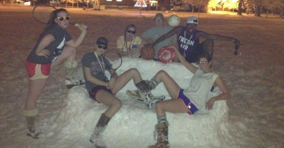 Em brincadeira da web, internautas usam trajes de banho no inverno; veja fotos BOL Fotos