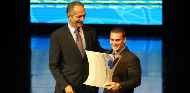 Arthur Zanetti recebe o troféu de melhor atleta de 2012 no Prêmio Brasil Olímpico