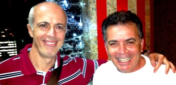 Wallim Vasconcellos (E), vice de futebol, sorri com diretor Paulo Pelaipe após reunião