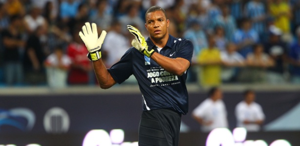 Dida é apresentado como novo goleiro Grêmio, e pouco depois se lesiona 