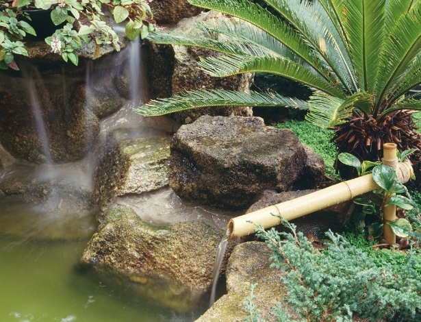 Jardim japonês, desenvolvido por Eduardo Luppi, tem lago com carpas e a fonte feita com pedras naturais