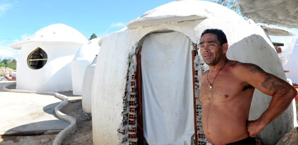 O colombiano Julio Álvares veio para Alto Paraíso, em Goiás, com a expectativa de sobreviver ao fim do mundo; na foto, os chalés que ele construiu para se refugiar