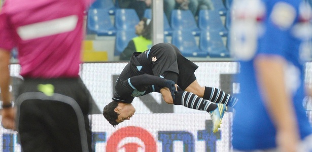 Hernanes comemora seu gol pela Lazio com a sua já tradicional cambalhota