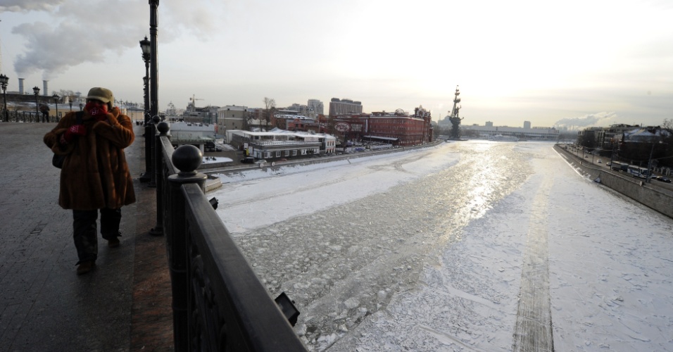 http://imguol.com/2012/12/23/23dez2012---mulher-cobre-o-rosto-para-se-proteger-do-frio-e-do-vento-enquanto-atravessa-a-ponte-patriarshy-no-centro-de-moscou-1356253777919_956x500.jpg