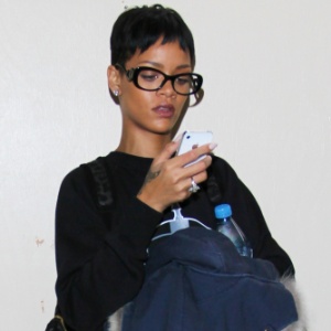 13.dez.2012 - Rihanna mexe no celular após desembarcar no aeroporto de Los Angeles