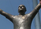 Em São Januário: Espanhóis se encantam por estátua de Romário