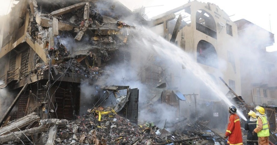 26dez2012---bbombeiros-tentam-extinguir-fogo-de-predio-em-chamas-em-lagos-nigeria-nesta-quarta-feira-26-um-incendio-causado-pela-explosao-em-uma-loja-de-fogos-de-artificio-se-espalhou-para-15-casas-1356549607734_956x500.jpg