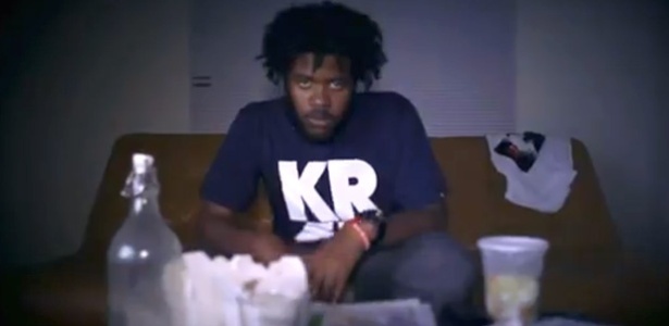 ... Capital Steez, do coletivo Pro Era, em cena do clipe "Free The Robots