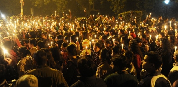 Protesto pacífico em Nova Déli, na Índia, contra a violência sexual, após a morte de estudante vítima de estupro coletivo