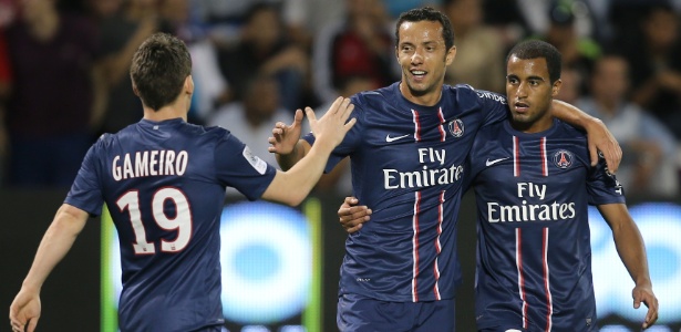 Nenê, que comemora com Gameiro e Lucas gol pelo PSG, ficou mais perto do Santos