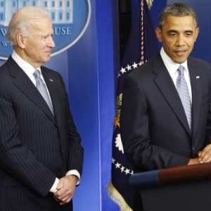 Obama e o vice, Joe Biden, se pronunciam após a aprovação pela Câmara de projeto destinado a cancelar os efeitos do abismo fiscal