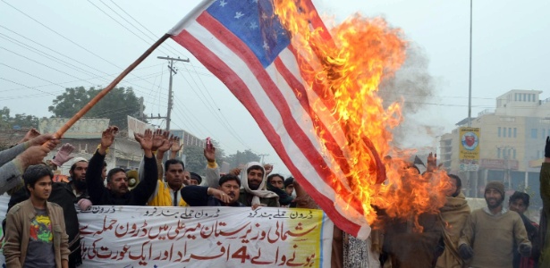 Paquistaneses queimam bandeira dos EUA em protesto contra os ataques feitos por drones, em Multan