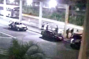 Imagens de câmera de segurança de terminal rodoviário de Poá mostra abordagem policial a jovens que, posteriormente, foram encontrados mortos