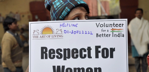 Indiana segura cartaz durante oração em memória à vítima do estupro coletivo