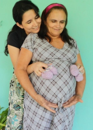 Maria da Glória Medeiros de Araújo, 
51, grávida de suas netas, com sua filha Fernanda Medeiros, 34