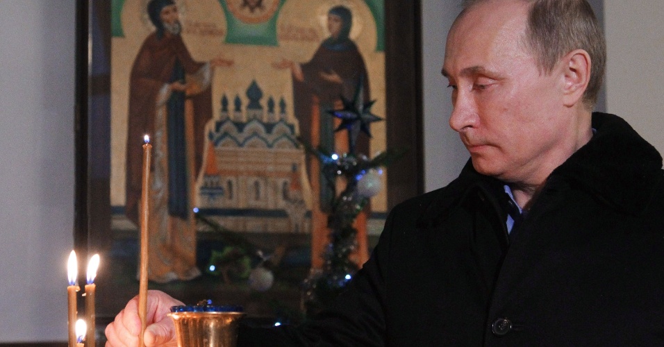 http://imguol.com/2013/01/07/7dez2013---o-presidente-russo-vladimir-putin-participa-de-uma-missa-de-natal-em-uma-igreja-em-sochi-na-russia-na-manha-desta-segunda-feira-7-os-cristaos-ortodoxos-celebram-o-natal-em-7-de-janeiro-no-1357571967035_956x500.jpg