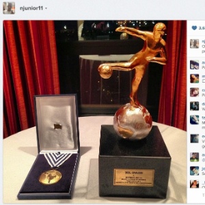 Neymar postou no Instagram foto do troféu de "Rei da América", recebido do jornal El País, do Uruguai