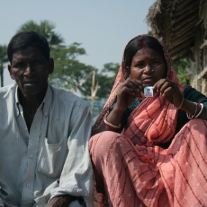 Pais indianos mostram foto de filha sequestrada e provavelmente vendida pelo tráfico de pessoas