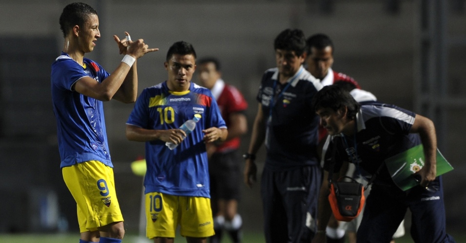  - 10jan2013---atacante-equatoriano-miguel-parrales-comemora-apos-abrir-o-placar-por-sua-selecao-contra-o-brasil-1357862389046_956x500