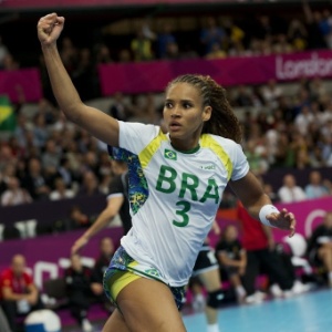 Alexandra em ação pela seleção brasileira de handebol nos Jogos Olímpicos de Londres