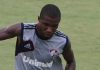 Substituto de Thiago Neves, Rhayner também se lesiona em coletivo do Flu
