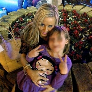 Fernanda e Rafaely abraçam-se em Milão (Itália), em data indefinida, antes da tentativa de sequestro