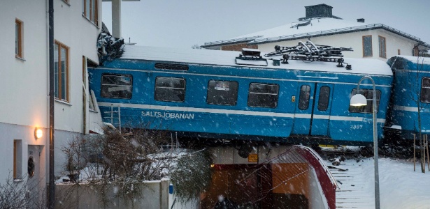 Um trem roubado por uma mulher atingiu uma casa após descarrilhar em Estocolmo, na Suécia